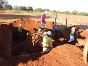 Worksite of the solar-powered water supply networks MOZ104, in Mozambique. Chantier du projet d'adduction d'eau potable par énergie solaire MOZ104, au Mozambique.