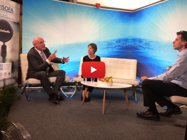 Thierry BARBOTTE, PDG du groupe ODIAL SOLUTIONS, et Martine VULLIERME, Directrice Adjointe de la Zone Afrique/Moyen-Orient au sein de VEOLIA, interviewés dans le cadre du SIWI SOFA intitulé « Supplying urban/rural areas with water and electricity simultaneously » (WORLD WATER WEEK 2017, Stockholm, vidéo de 25:08).