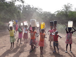 Enfants réalisant la corvée d'eau dans la Province de Gaza (Mozambique).