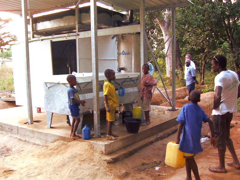 Villageois guinéens s'alimentant en eau potable auprès d'une installation HYDROPUR. Guinean villagers drawing drinking water from a HYDROPUR unit.
